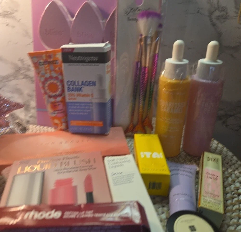 17 Beauty Set Rhode, Amika,Rare Beauty,kat V, Jo Malone,glow,kylie Louie Vutton
